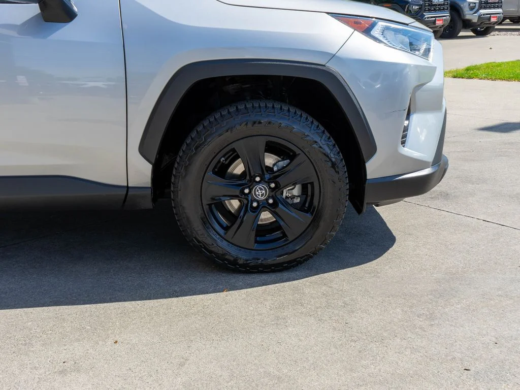 Used 2019 Silver Toyota XLE image 33