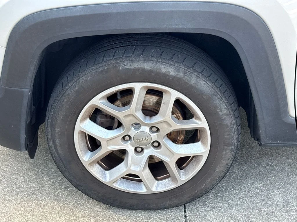 Certified Used 2018 Silver Jeep Latitude image 11