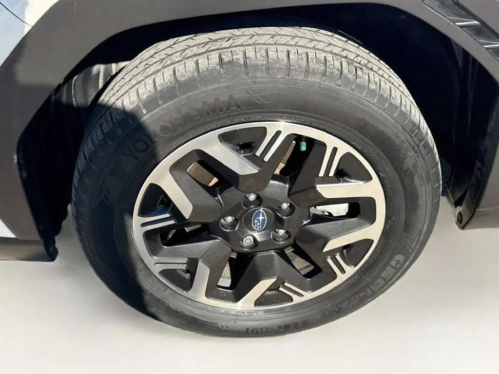 Used 2025 White Subaru Base image 37