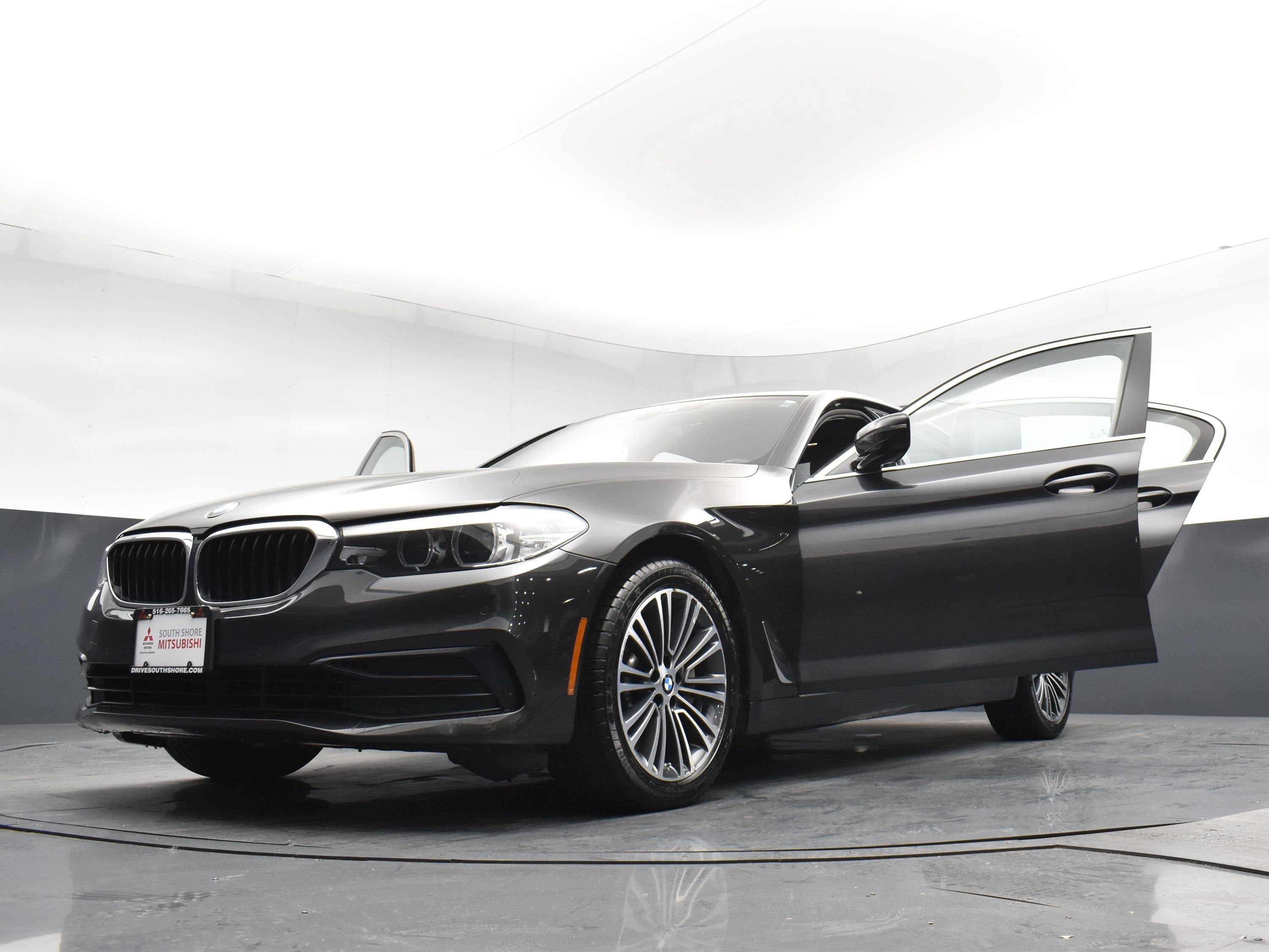 Used 2019 Dark Graphite Metallic BMW 530i xDrive image 30