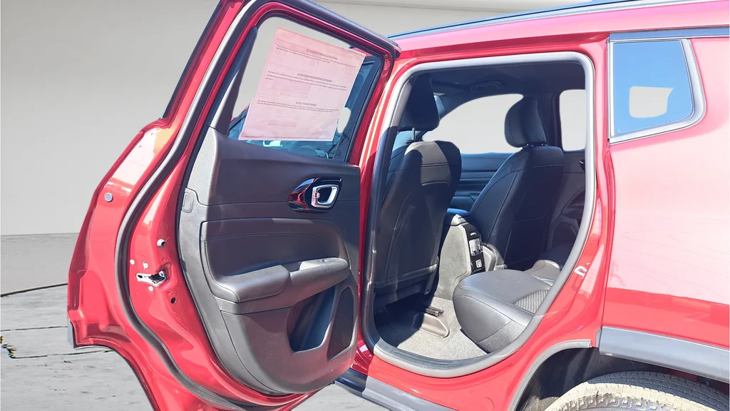 New 2026 Red Hot Pearlcoat Jeep Latitude image 11