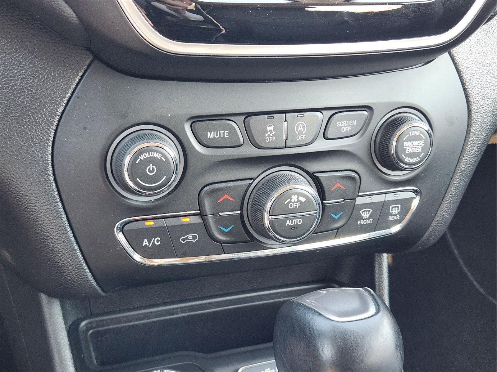 Used 2019 Diamond Black Crystal Pearlcoat Jeep Limited image 18