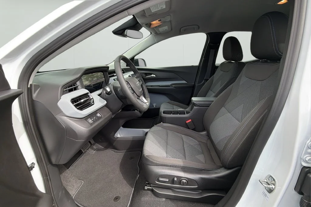 New 2027 Summit White Chevrolet LT image 17