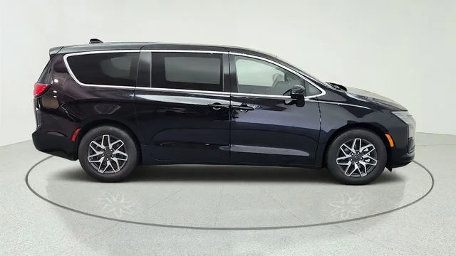 New 2027 Diamond Black Crystal Pearl-Coat Exterior Paint Chrysler Limited image 15