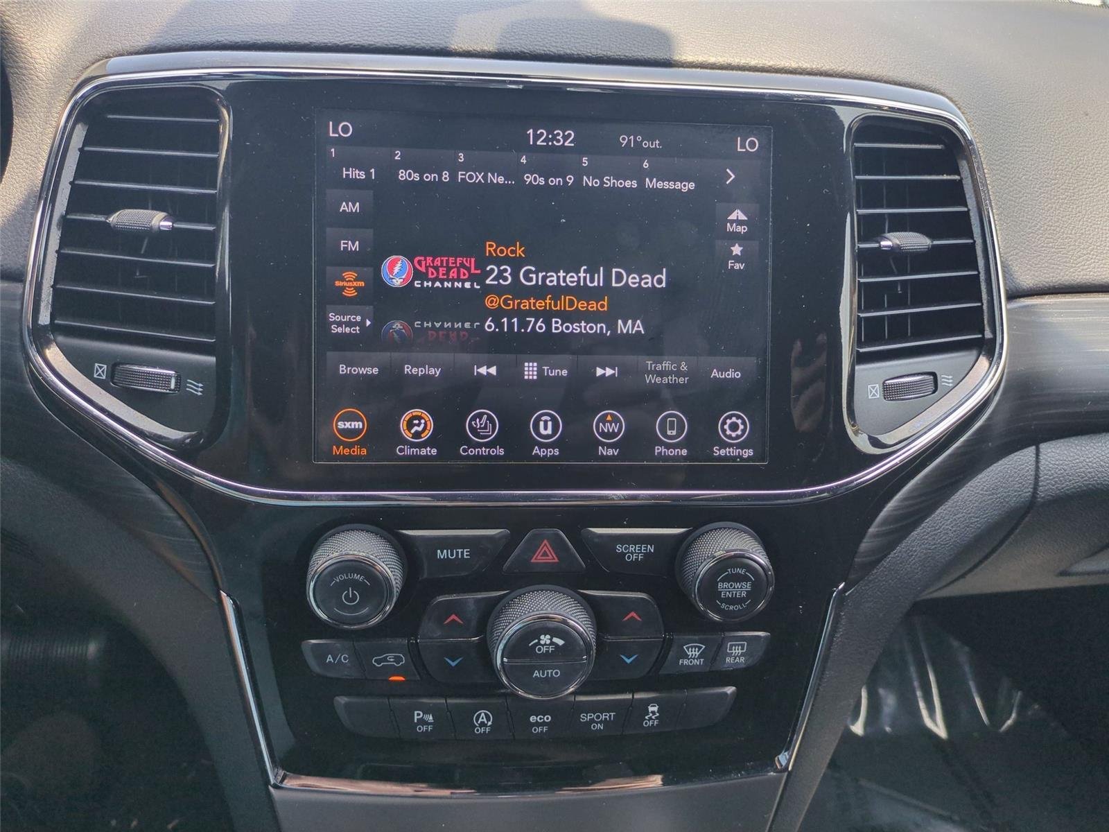 Used 2022 Diamond Black Crystal Pearlcoat Jeep Laredo X image 24