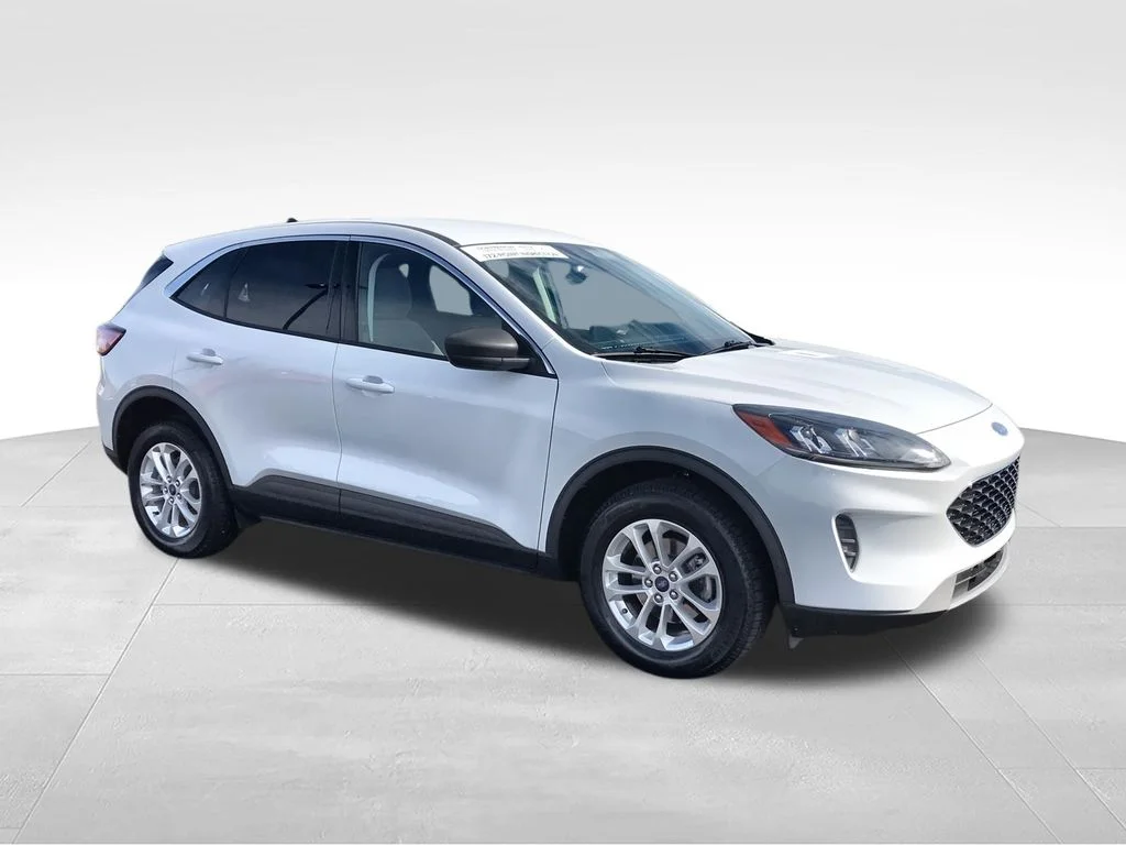 Used 2022 White Ford SE image 3