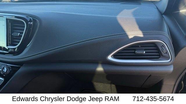New 2026 Diamond Black Crystal Pearl-Coat Exterior Paint Chrysler Select image 35