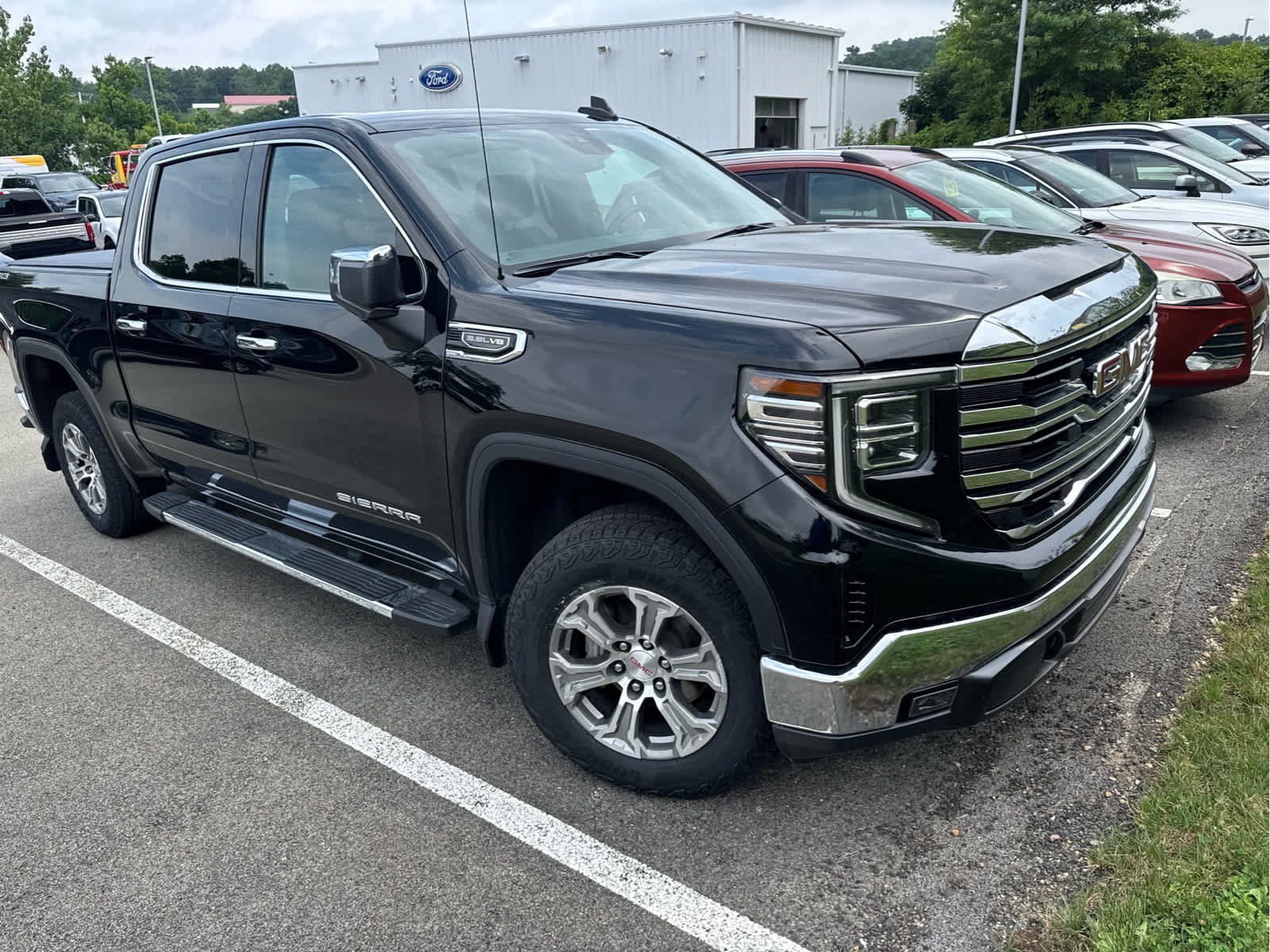Used 2024 Onyx Black GMC SLT image 9