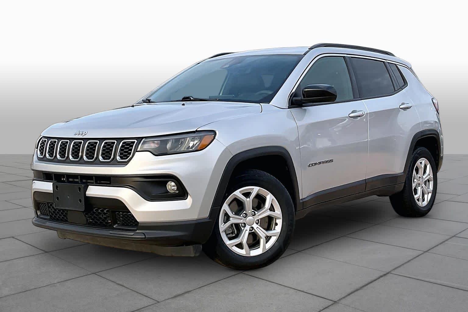 Used 2024 Silver Zynith Metallic Clearcoat Jeep Latitude image 2