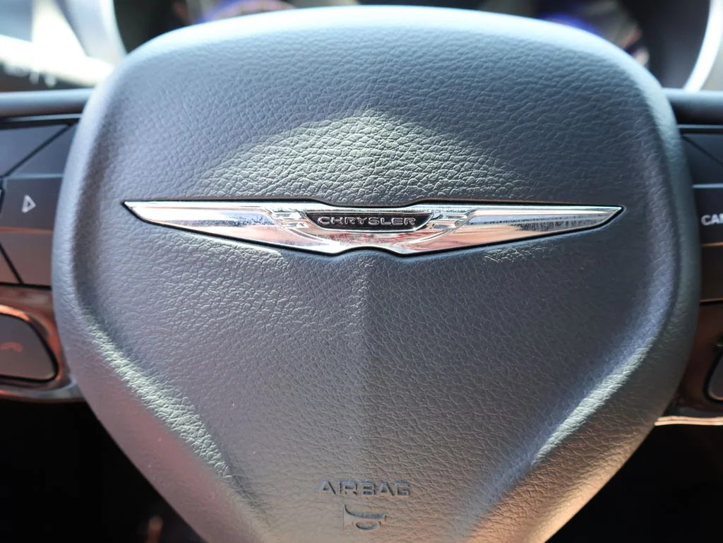 Used 2025 White Chrysler Limited image 26