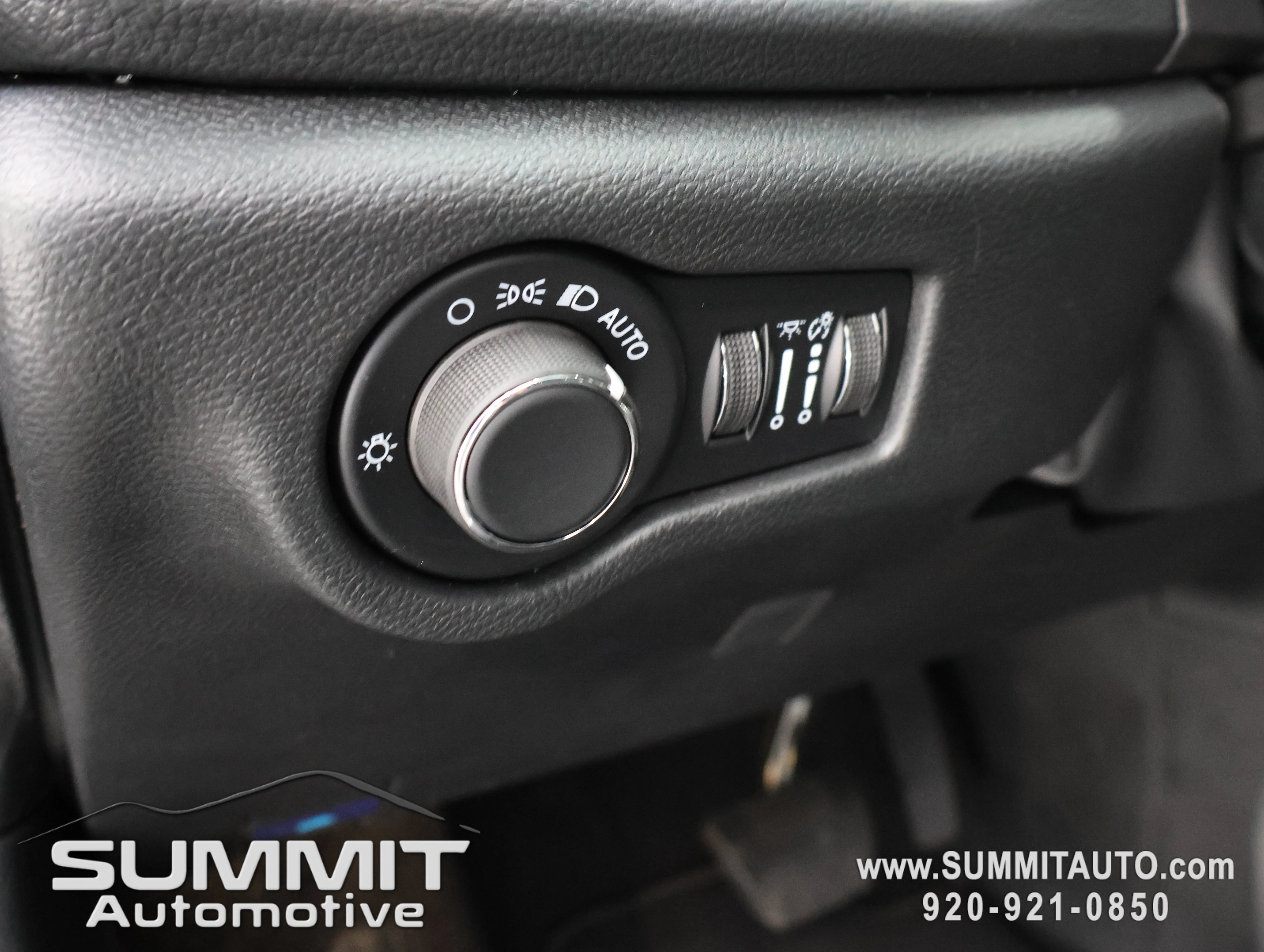 New 2027 Diamond Black Crystal Pearl-Coat Exterior Paint Chrysler Limited image 56