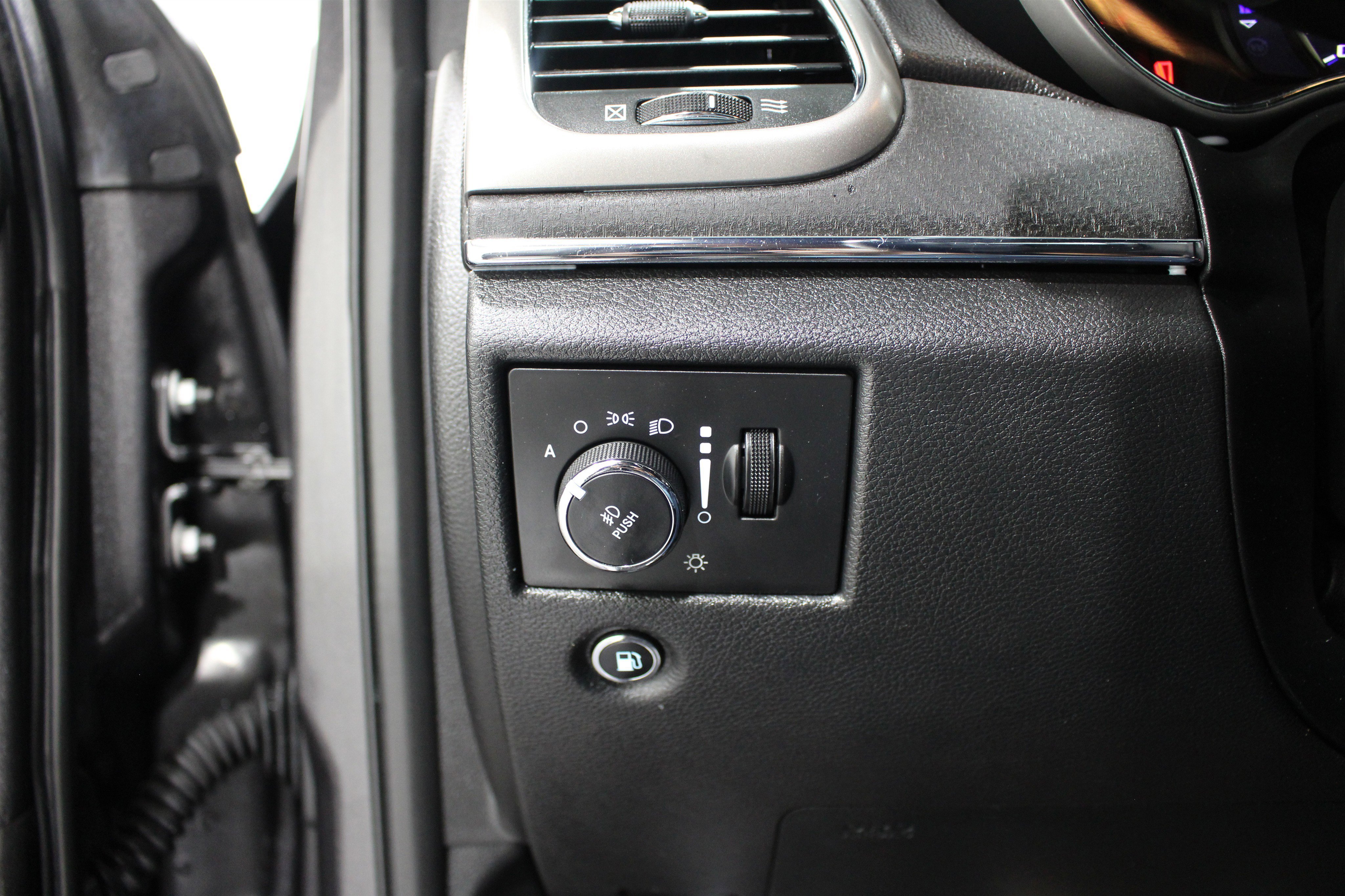 Used 2017 Granite Crystal Metallic Clearcoat Jeep SRT image 10