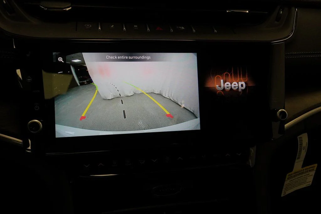 New 2026 Bright White Clear-Coat Exterior Paint Jeep Limited image 23