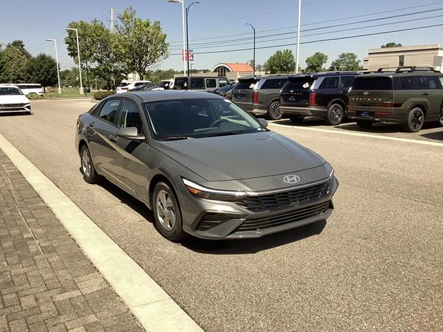 New 2026 Ecotronic Gray Pearl Hyundai SE image 5