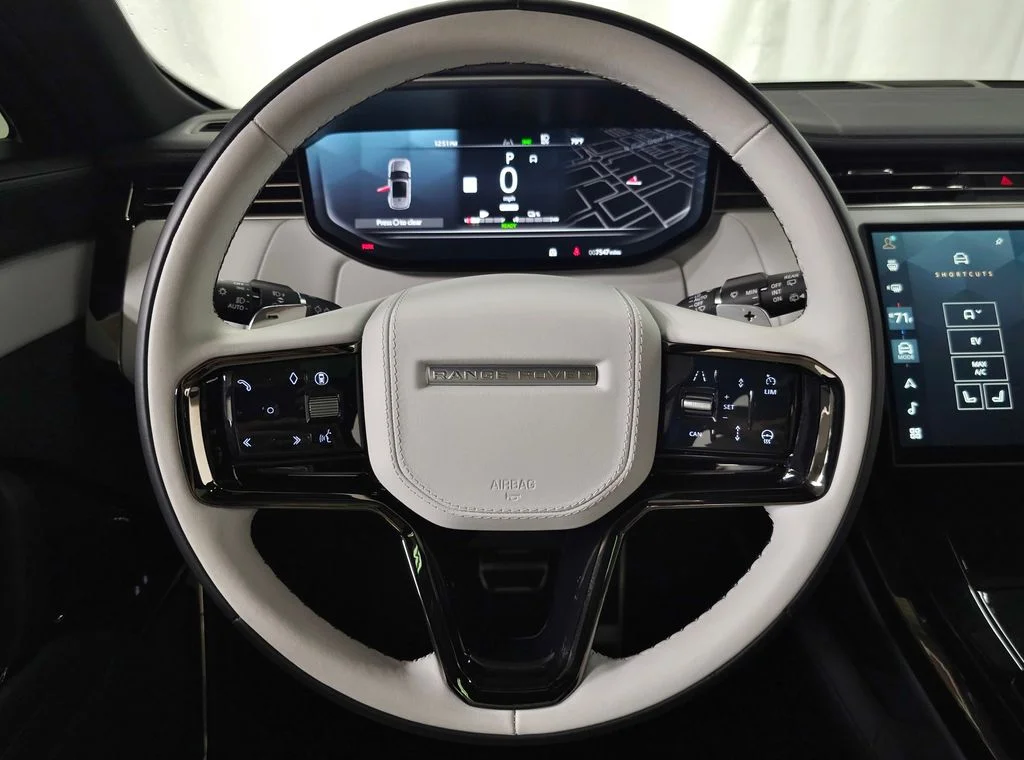 Used 2025 White Land Rover Dynamic SE image 21
