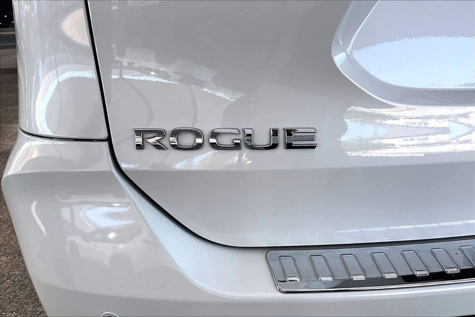 Used 2019 Pearl White Tricoat Nissan SL image 10