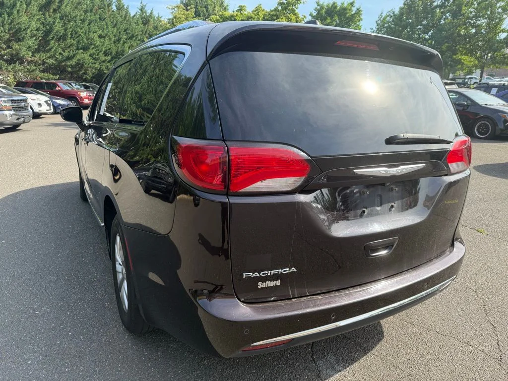 Used 2018  Chrysler Touring L image 5