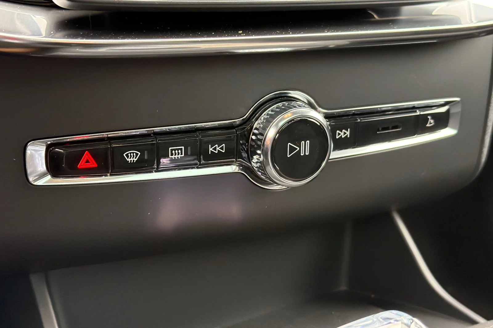 New 2026 AURORA SILVER Volvo Plus image 16