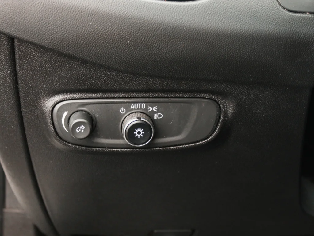 Used 2018 Iridescent Pearl Tricoat Chevrolet LT image 11