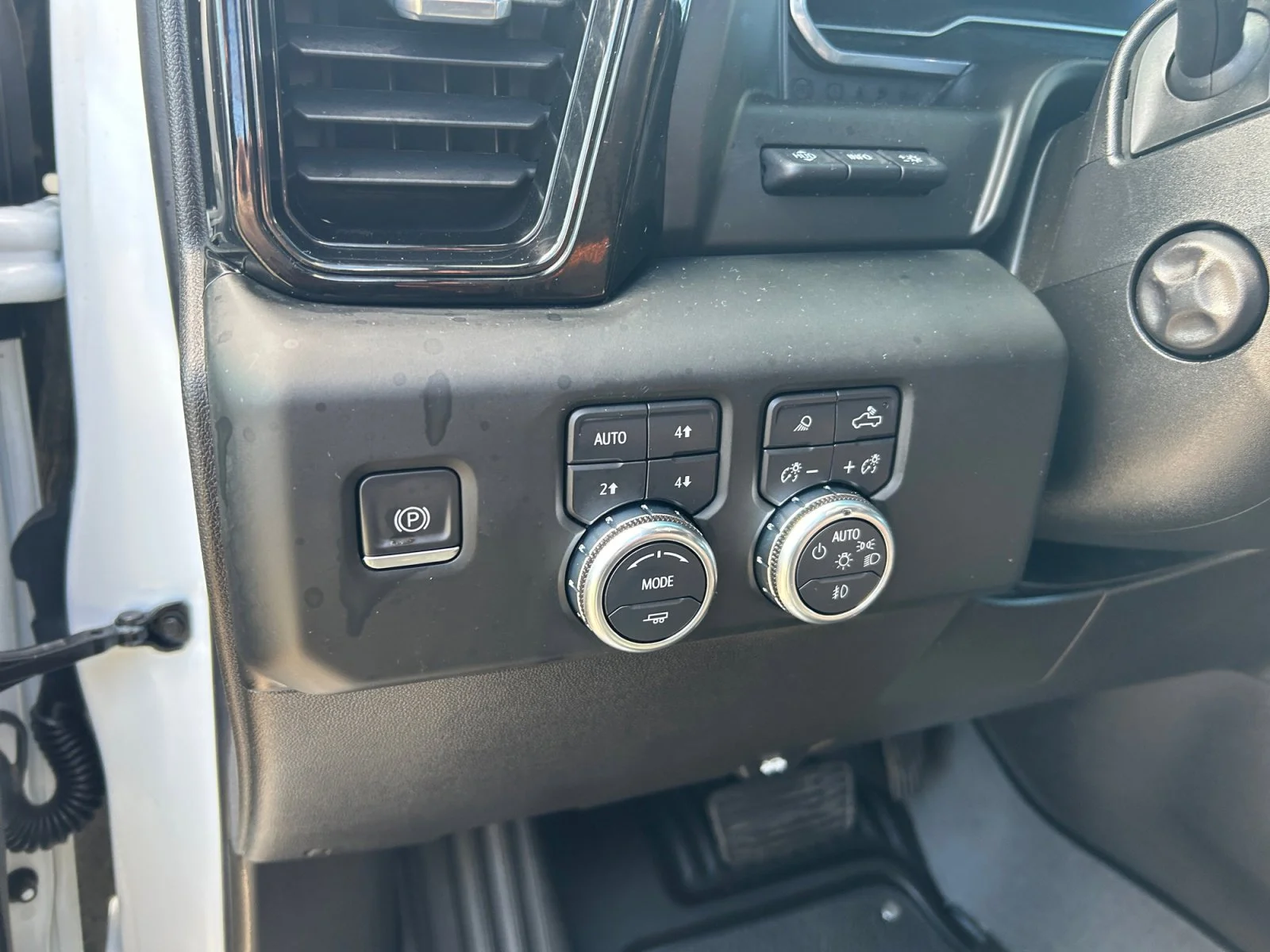 Used 2022 White GMC AT4 Crew Cab image 16