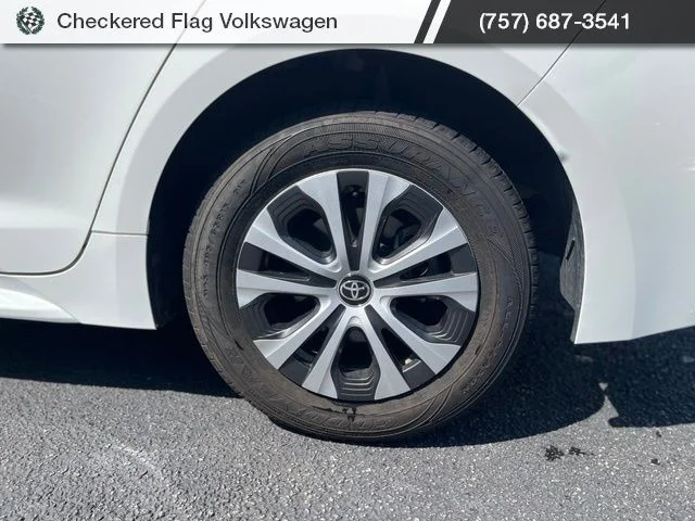 Used 2022 White Toyota LE image 7