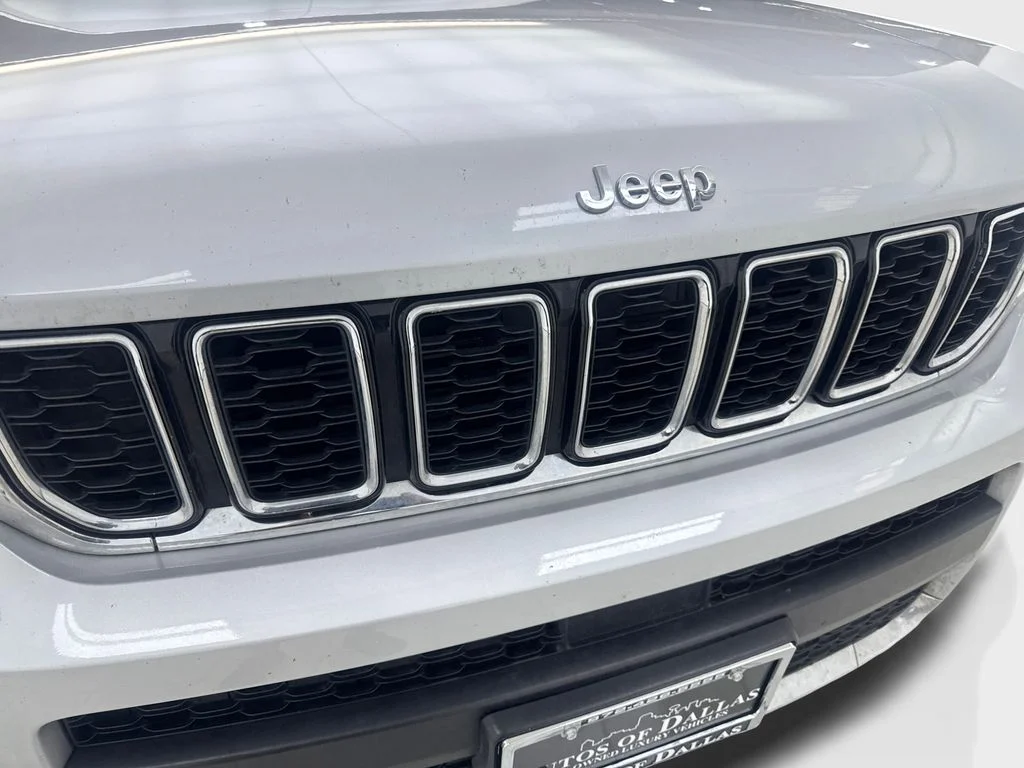 Used 2022 Silver Jeep Limited image 27