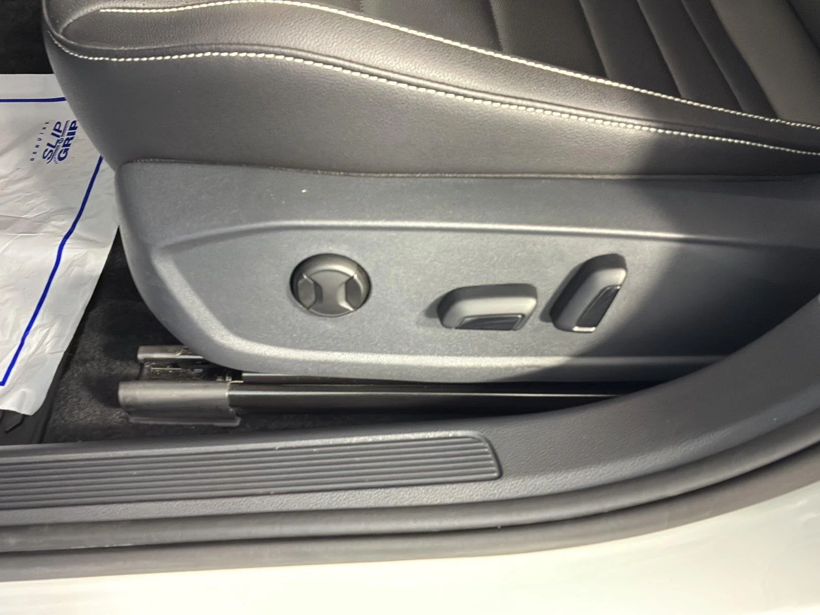 Used 2024 Opal White Pearl Volkswagen SE image 22