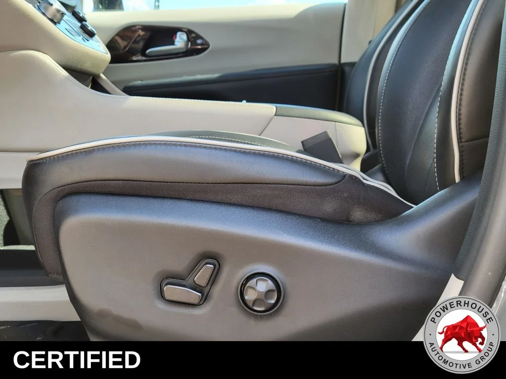 Used 2023 White Chrysler Limited image 27