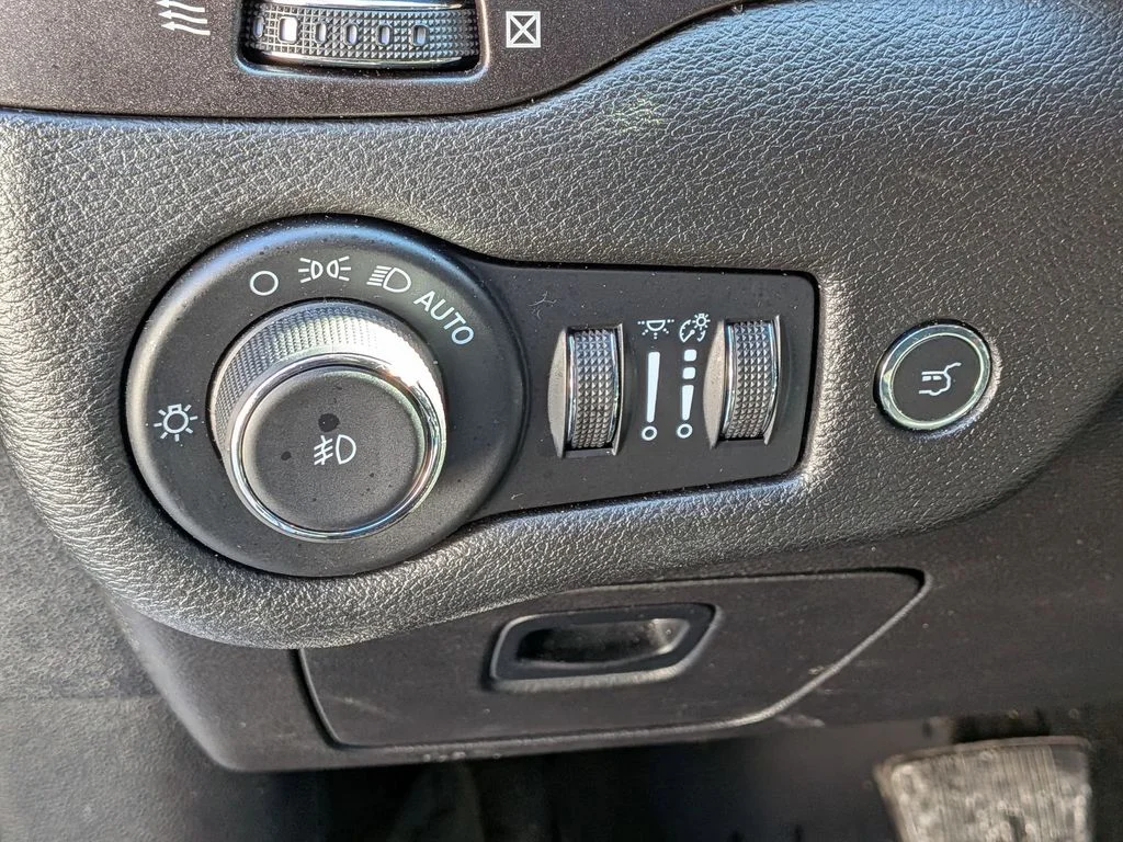 Used 2021 Silver Jeep Trailhawk image 14