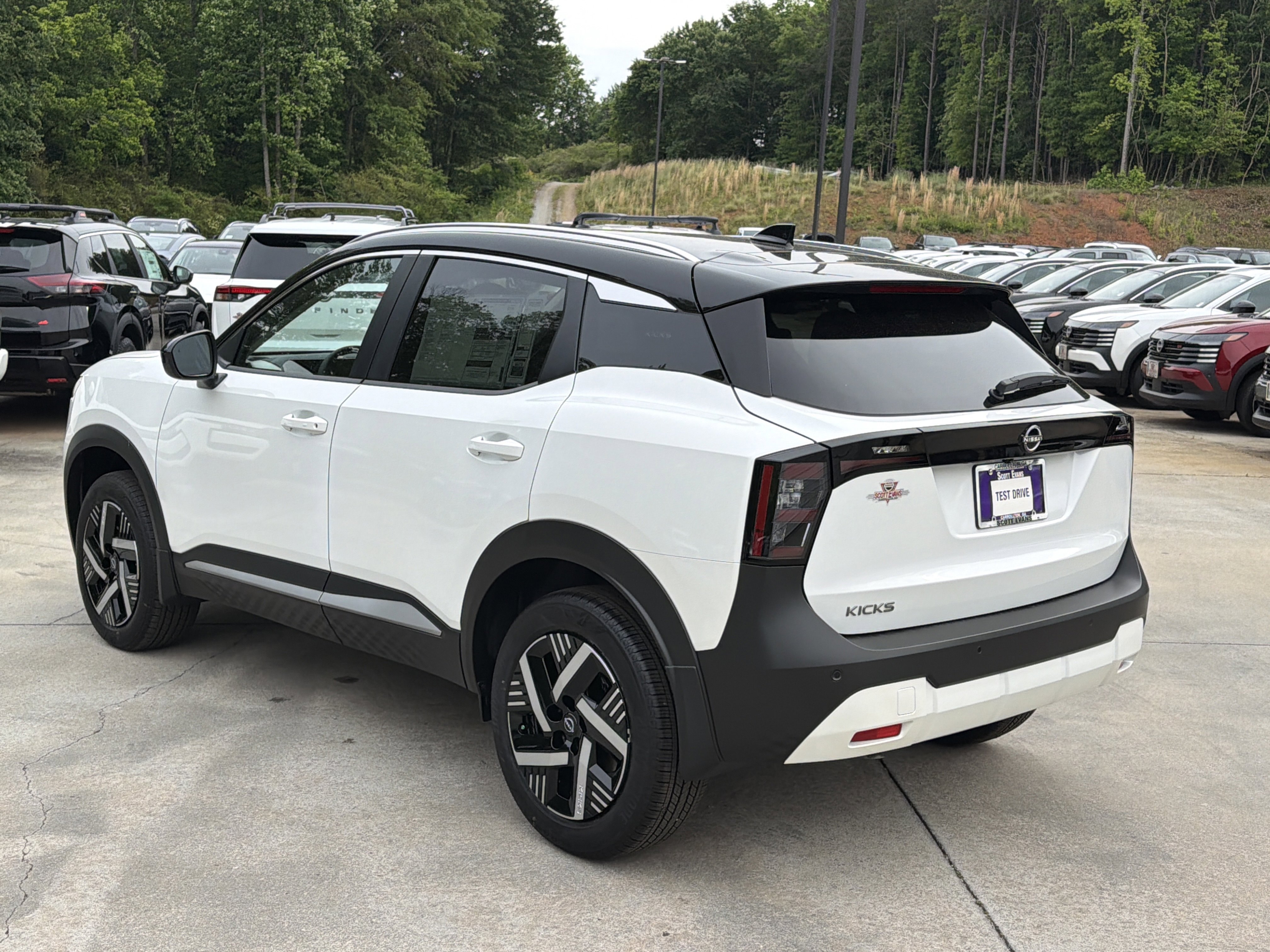 New 2026 Aspen White Tricoat/Super Black Nissan SV image 6