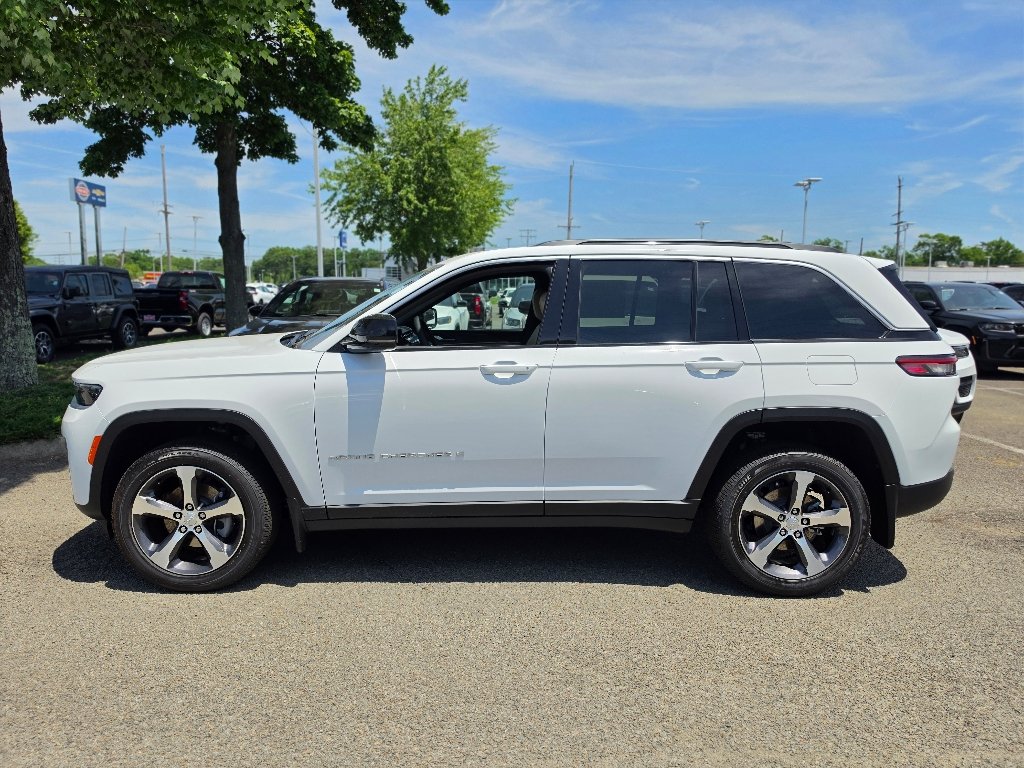 New 2026 Bright White Clear-Coat Exterior Paint Jeep Limited image 9