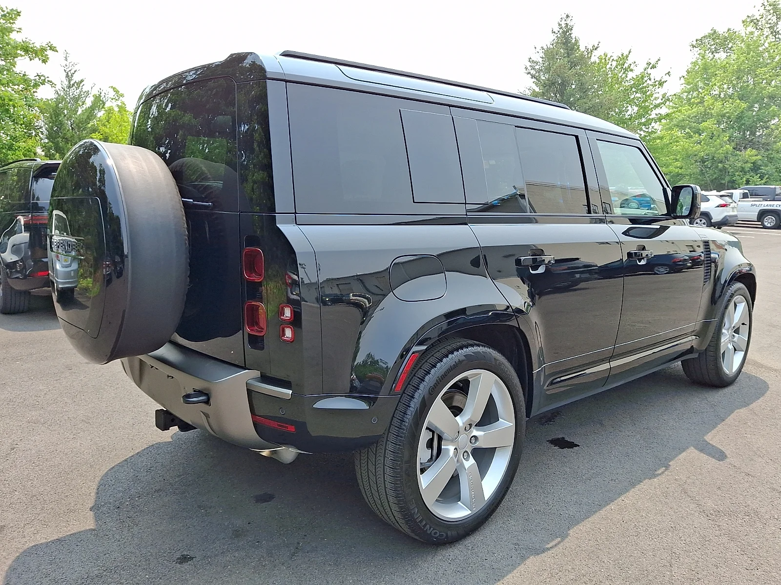Certified Used 2025 Santorini Black Metallic - 1AG Land Rover 110 P400 X-Dynamic SE image 4