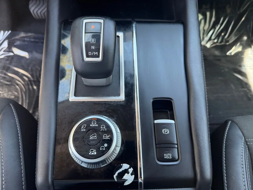 Used 2024  Mitsubishi SE Black Edition image 28