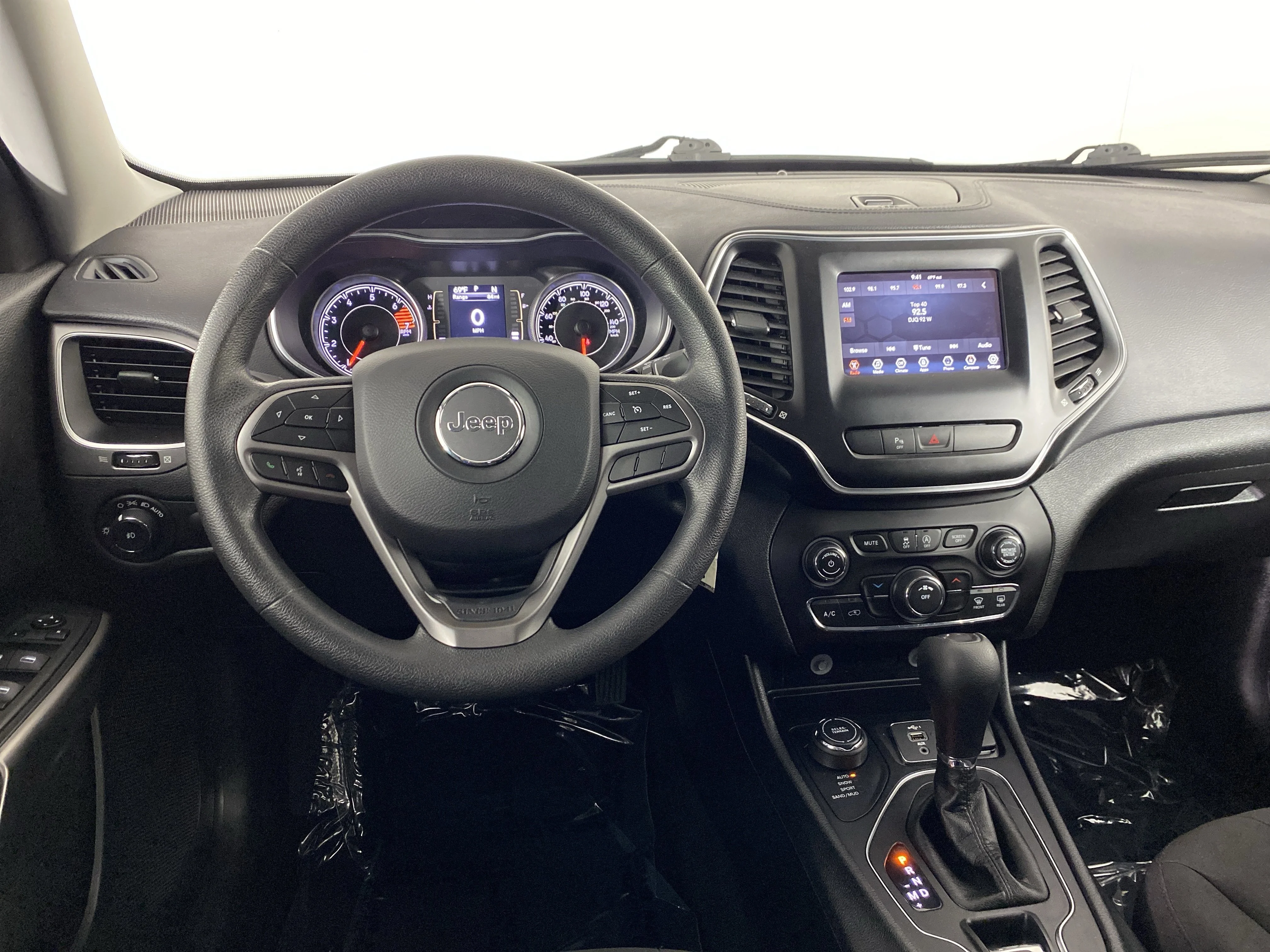 Used 2019 Light Brownstone Pearlcoat Jeep Latitude image 19