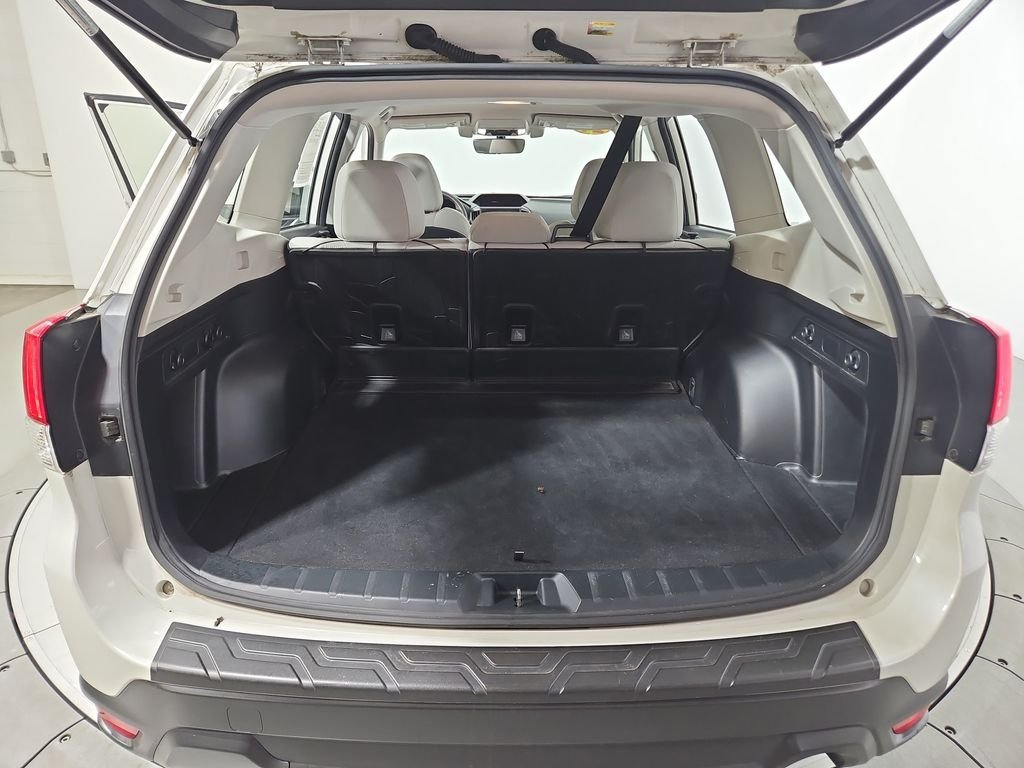 Used 2021 White Subaru Base image 22