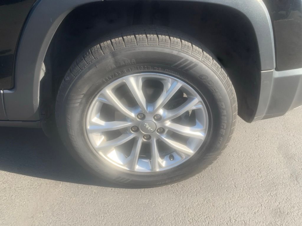Used 2019 Diamond Black Crystal Pearlcoat Jeep Latitude image 7