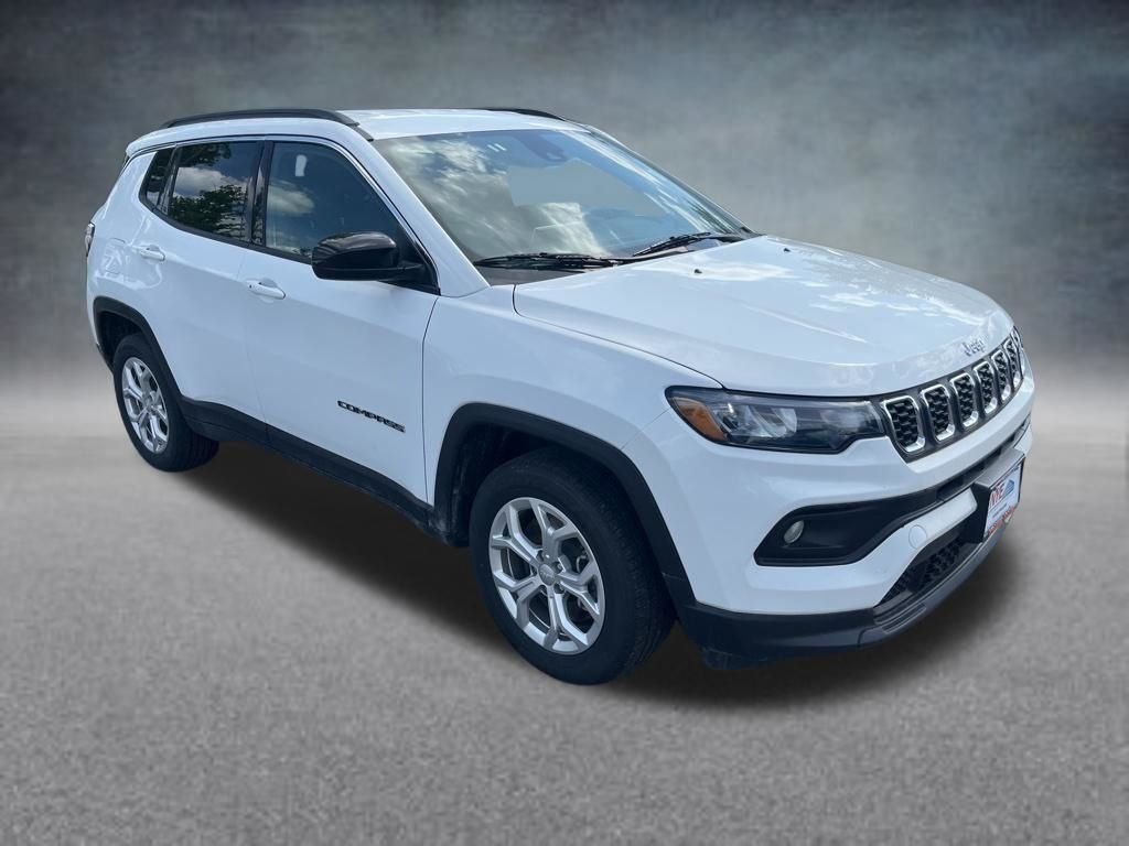 Used 2024 White Jeep Latitude image 8