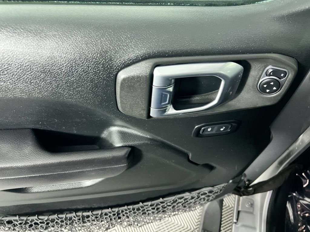 Used 2020 Silver Jeep Unlimited Sport Altitude image 14