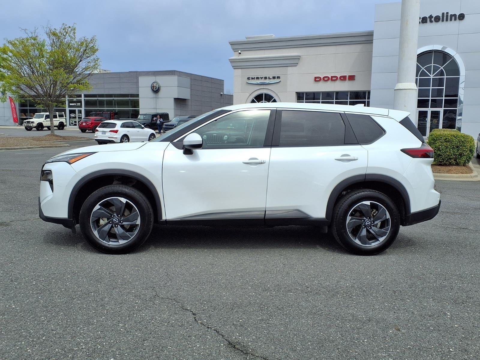 Used 2024 Everest White Pearl Nissan SV image 3
