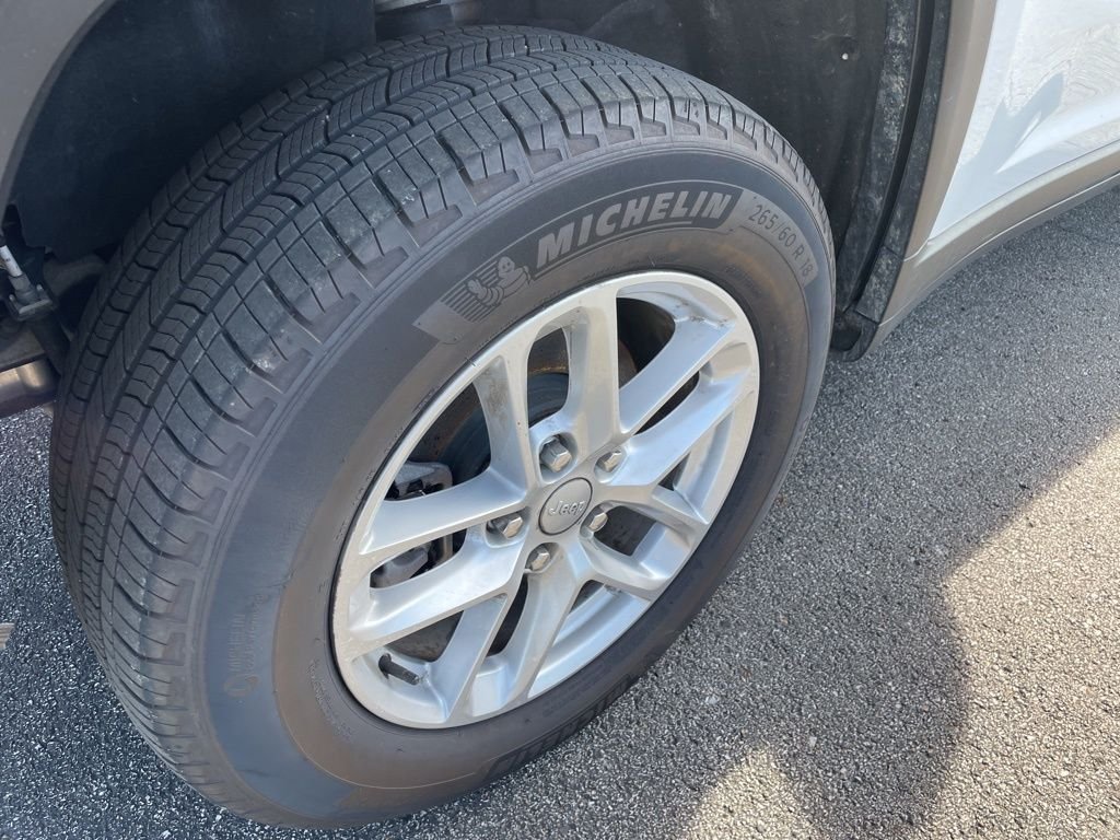 Used 2024 White Jeep Laredo X image 10