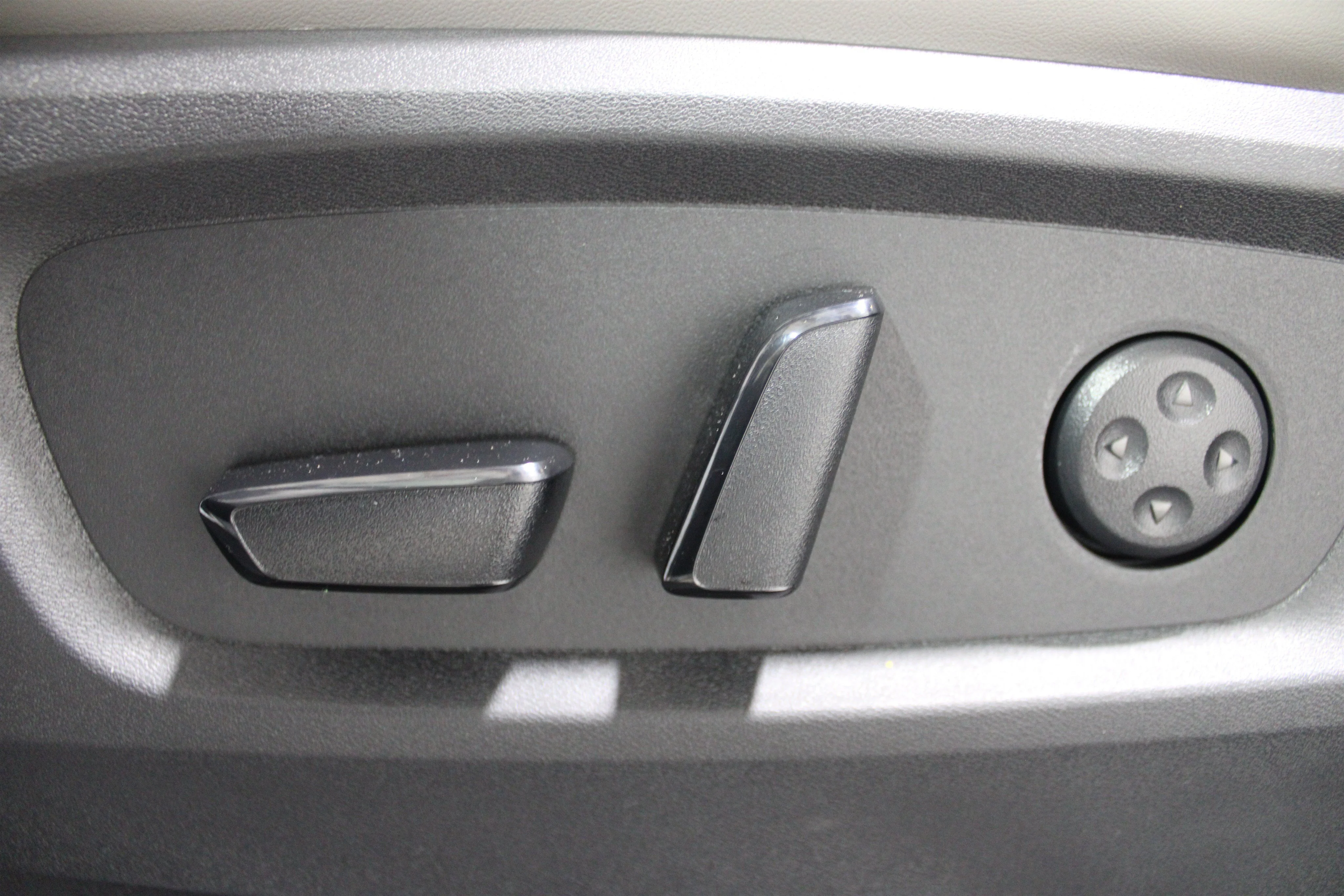 Used 2026 Radiant White/Black Obsidian INFINITI AUTOGRAPH image 4