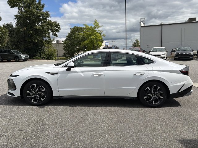 Used 2025 White Hyundai SEL image 10