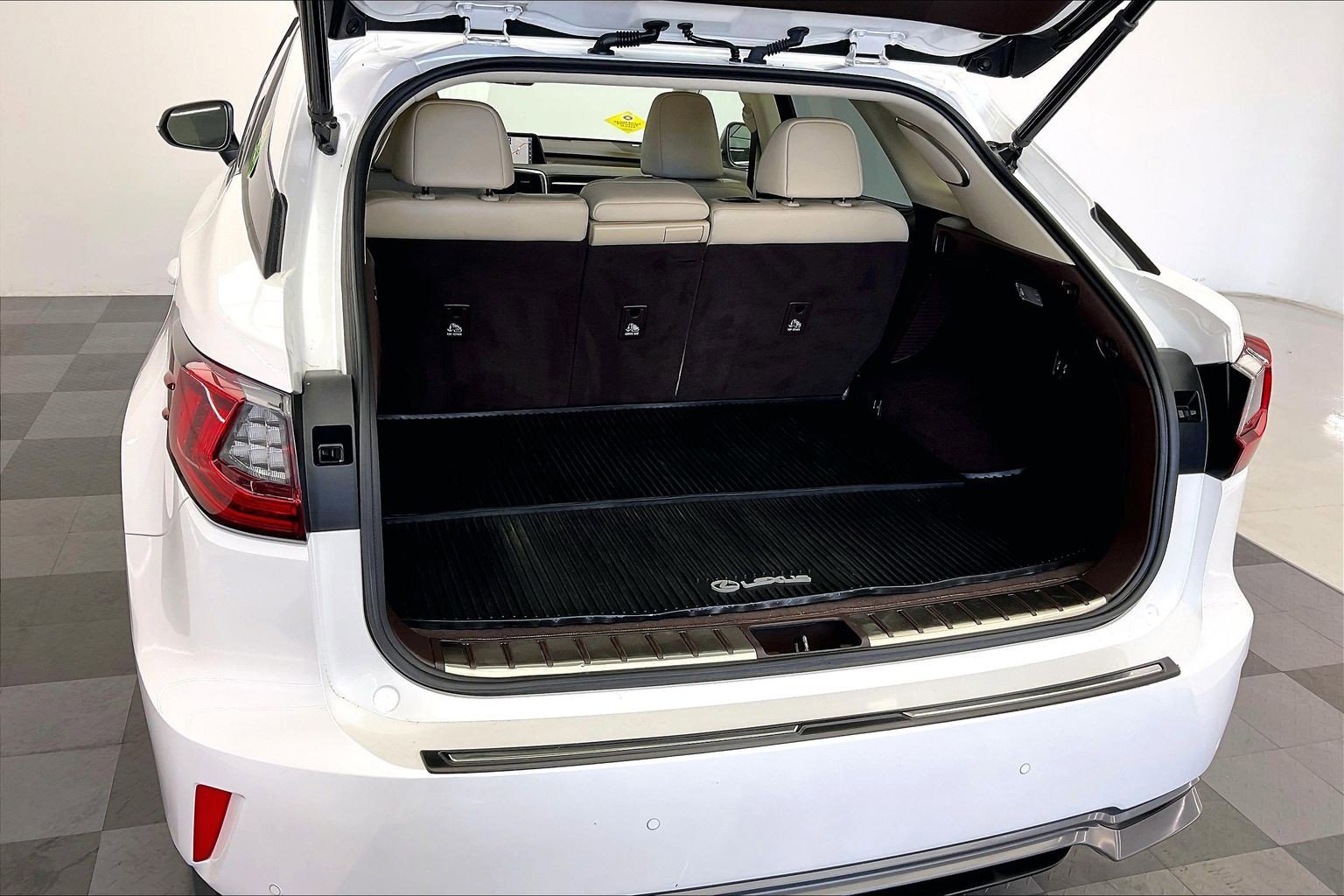 Used 2019 Eminent White Pearl Lexus RX 450h image 27
