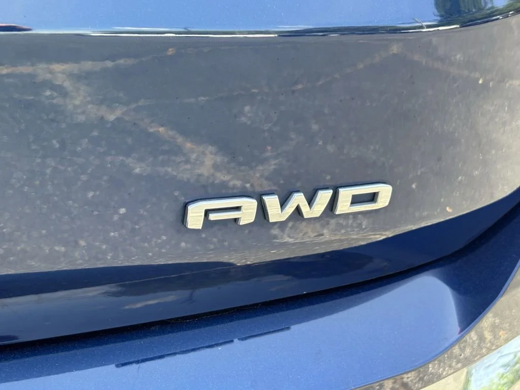Used 2023 Marine Metallic GMC SLT image 10