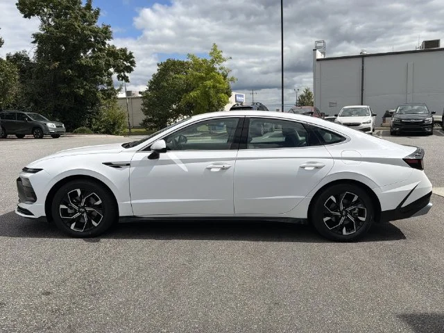 Used 2025 White Hyundai SEL image 10