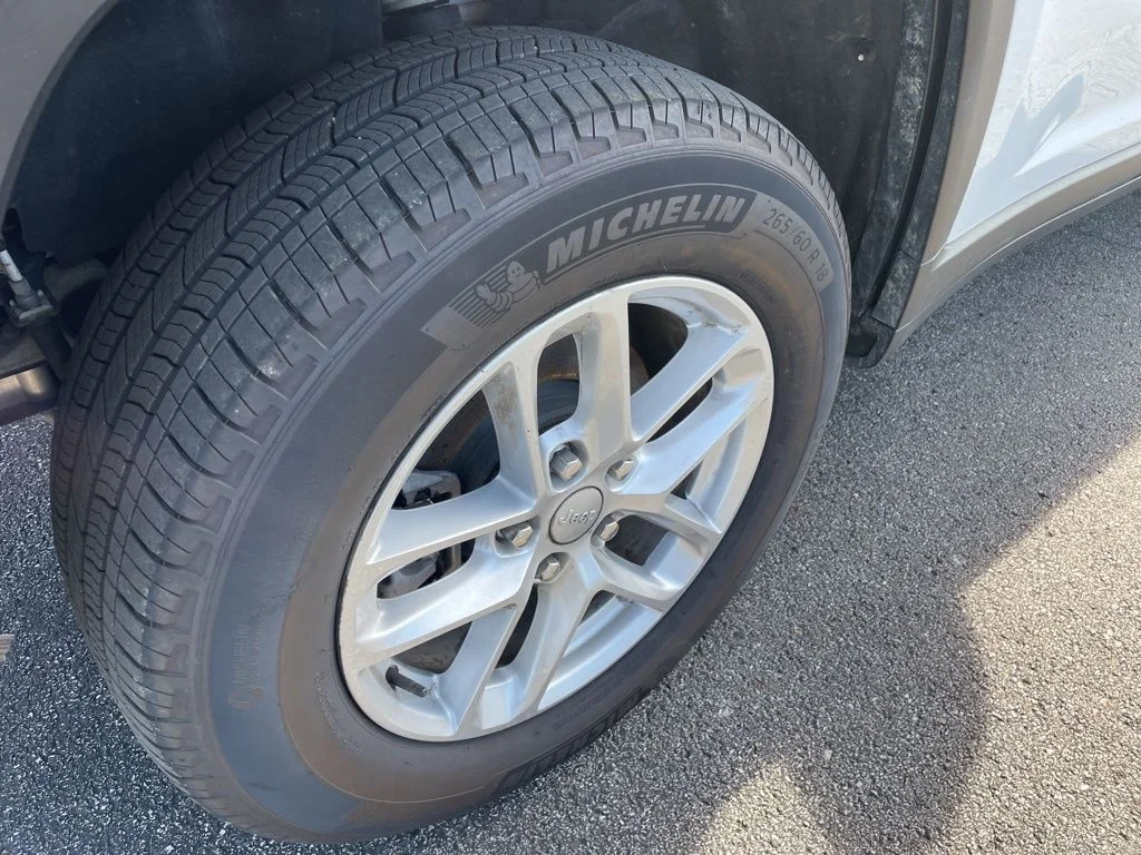 Used 2024 White Jeep Laredo X image 10