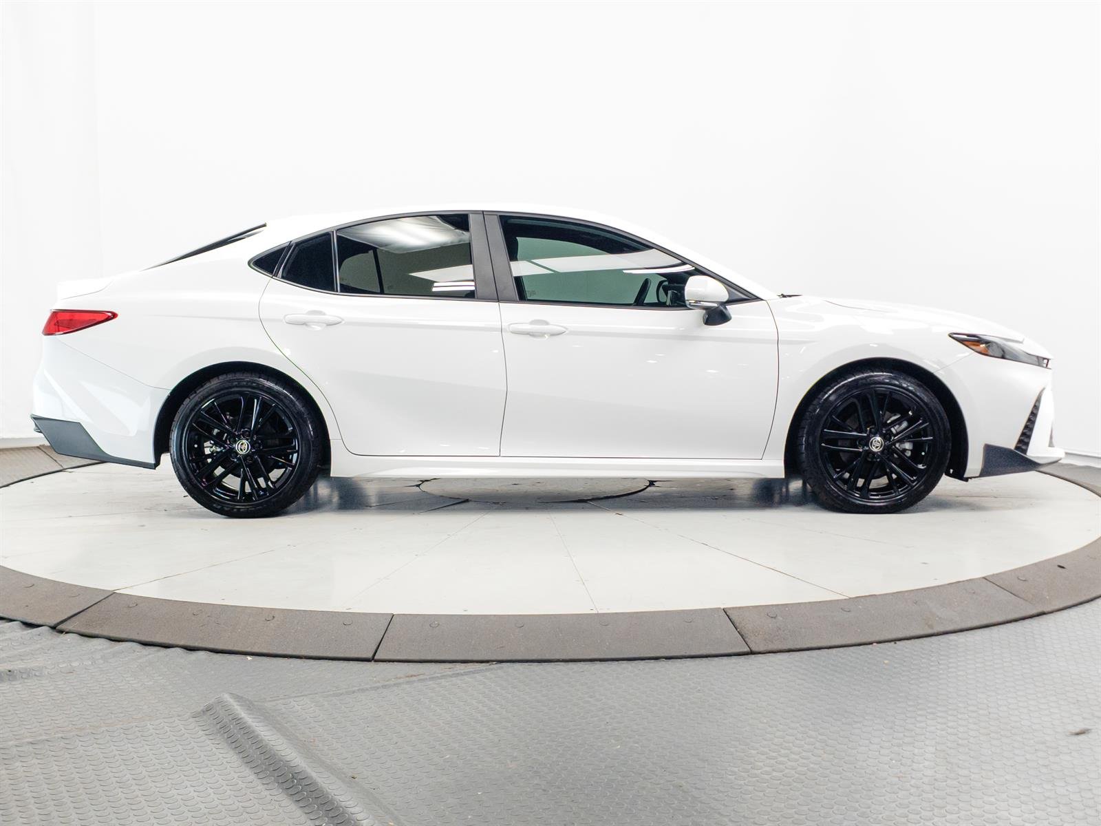 2025 Toyota Camry SE - Photo 12