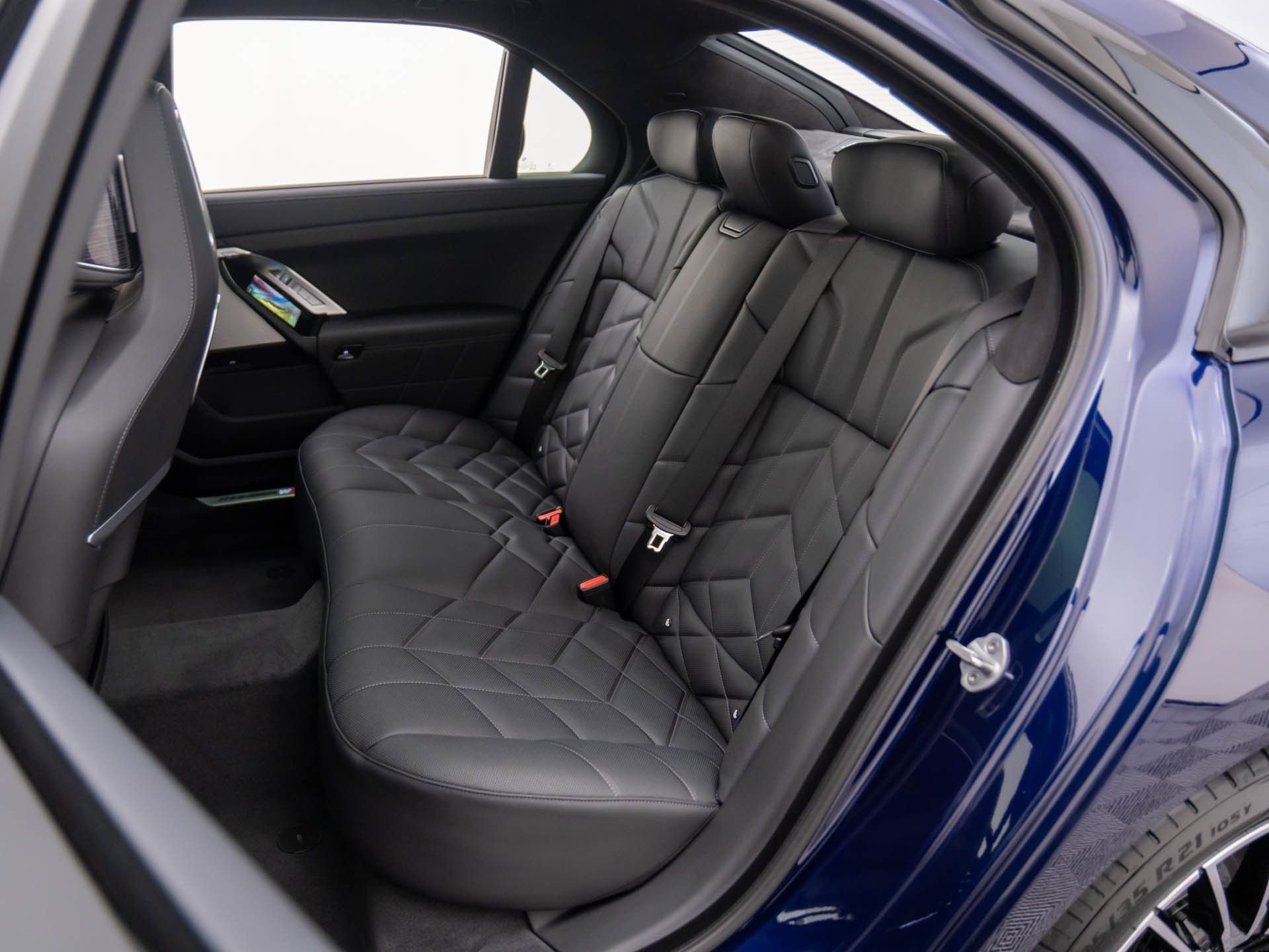 New 2026 Tanzanite Blue II Metallic BMW 750e xDrive image 18