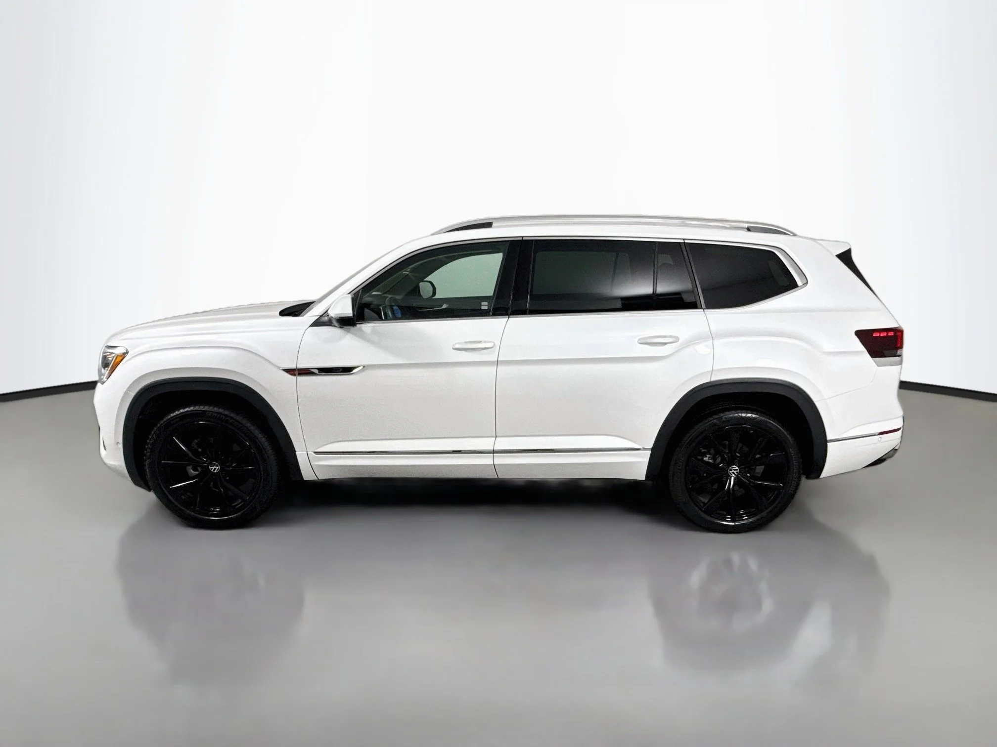 Used 2024 White Volkswagen 2.0T SEL Premium R-Line image 4