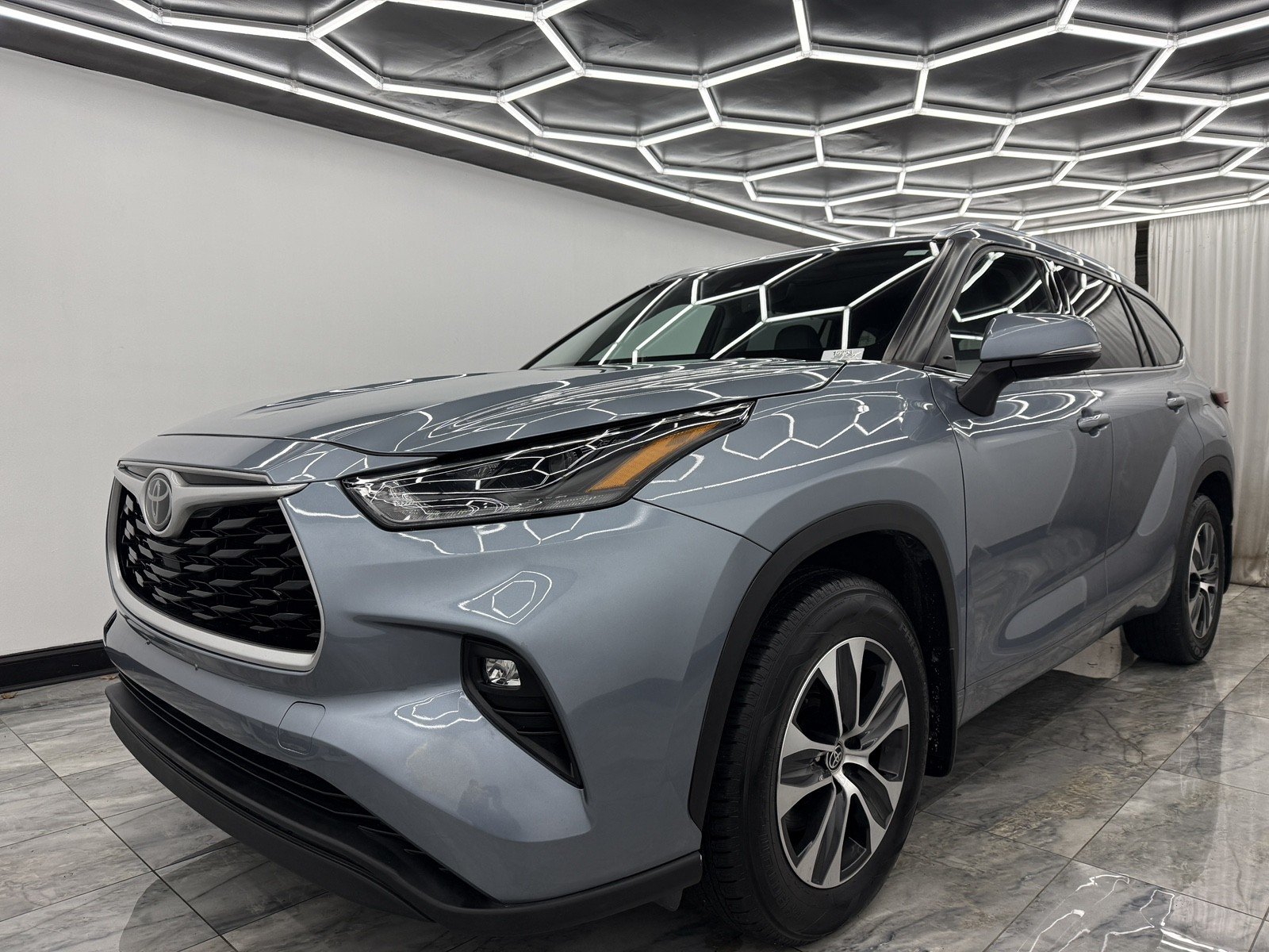 2021 Toyota Highlander XLE photo 2